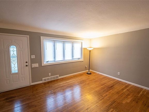 4th image of 30201 Royalview Dr