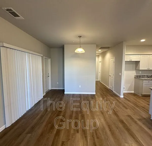 514 S Summit St #103 — Photo 3