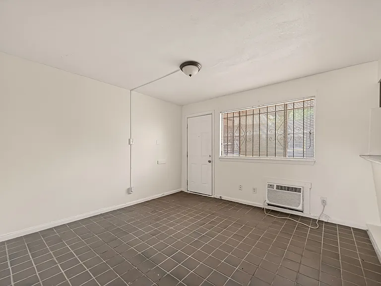 2708 Oakcliff St — Photo 2