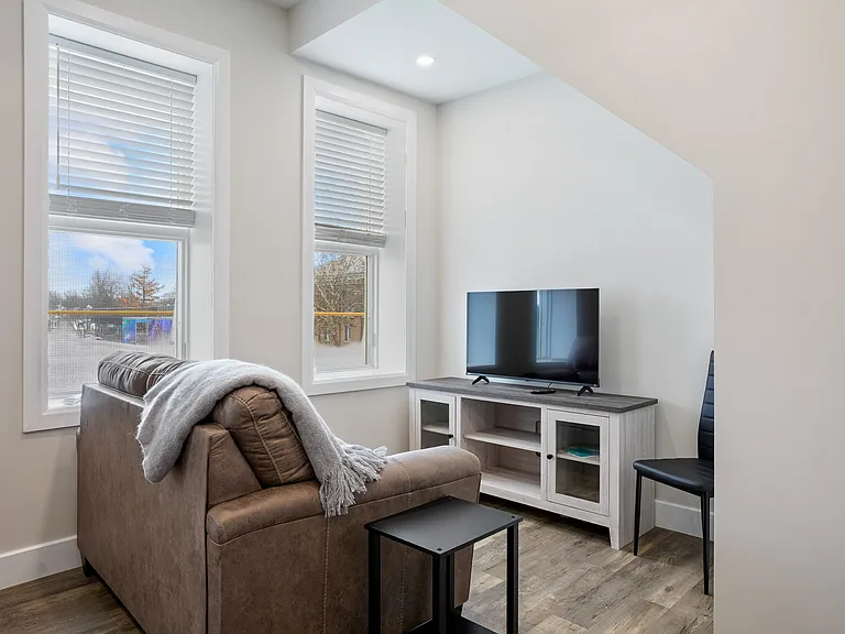537 Talbot St — Photo 52