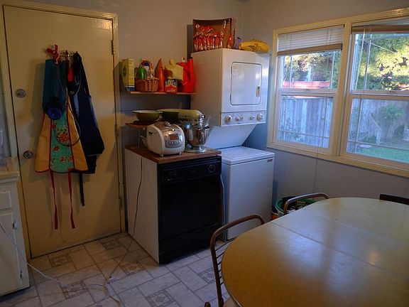 Nook (furnished by previous tenant)