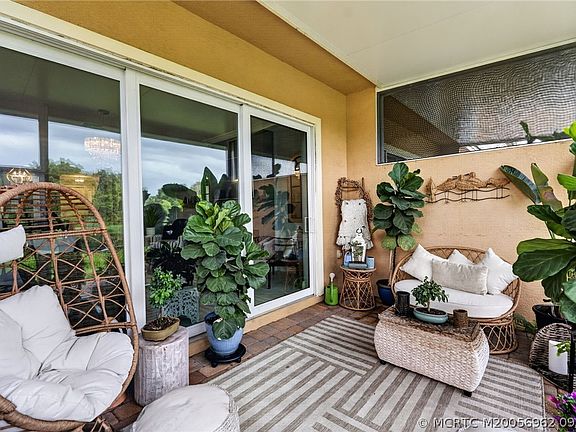 4th image of 651 SW Glen Crest Way