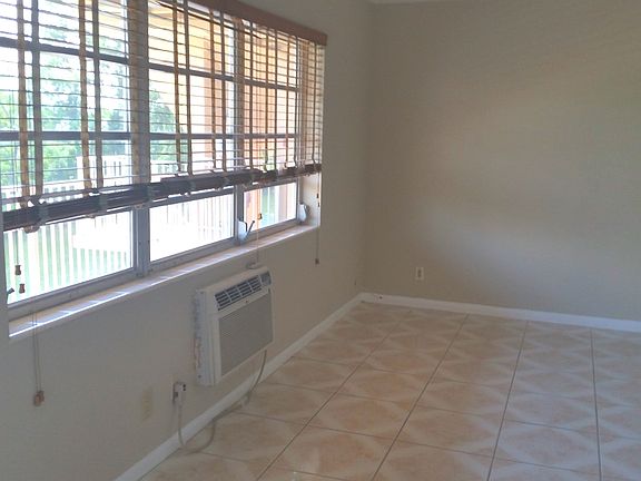 4th image of 3922 NE 166th St APT 302