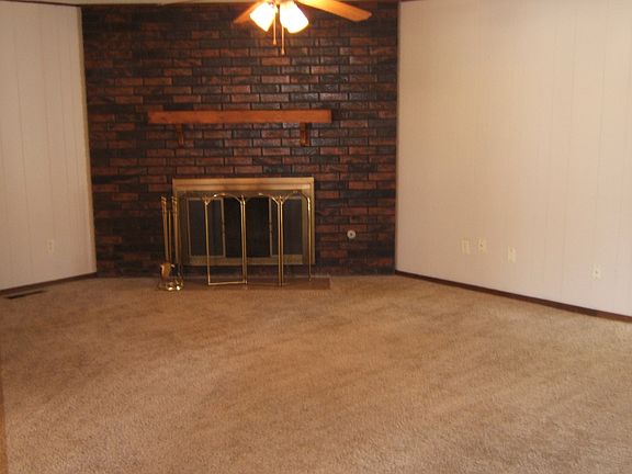 living room w/fireplace