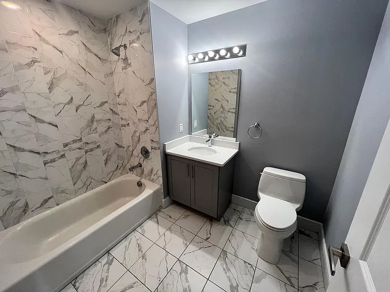 Unit 812 (Bathroom)