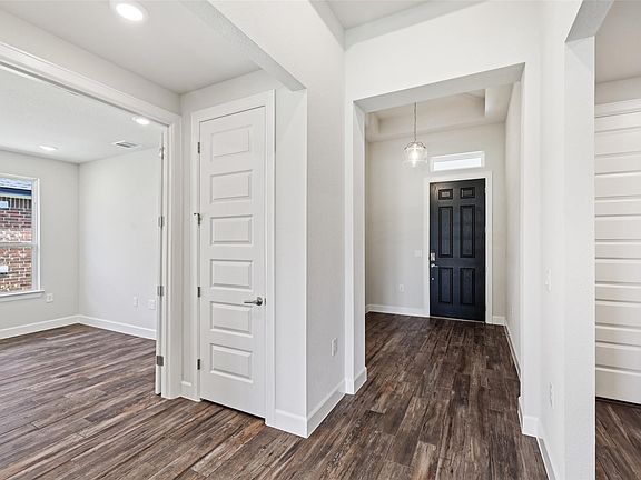 3rd image of 329 Sweeping Sage Ln
