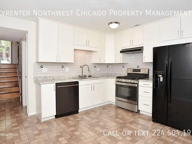 1212 Stratford Ln — Photo 2