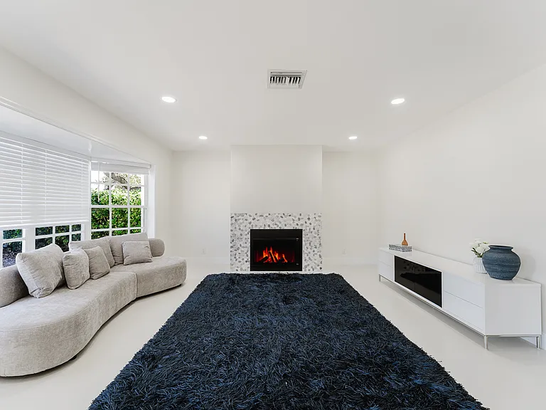 3199 NE 6th Dr — Photo 1