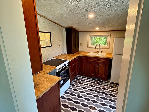 4th image of 23 Tannery Brook Rd