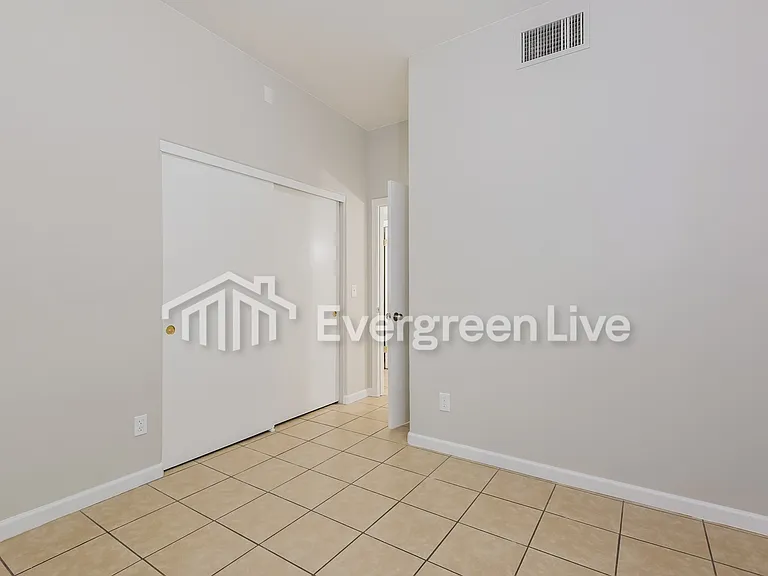 149 W Lee St — Photo 10