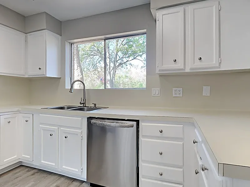 3 bed, 2.5 bath, 1965 sqft, $1,949 — Photo 4
