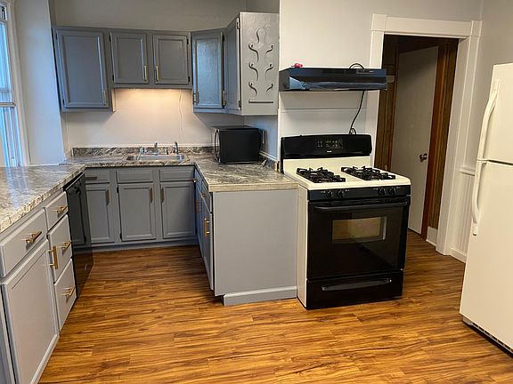 Large Kitchen with Dishwasher, Microwave and Gas Stove.