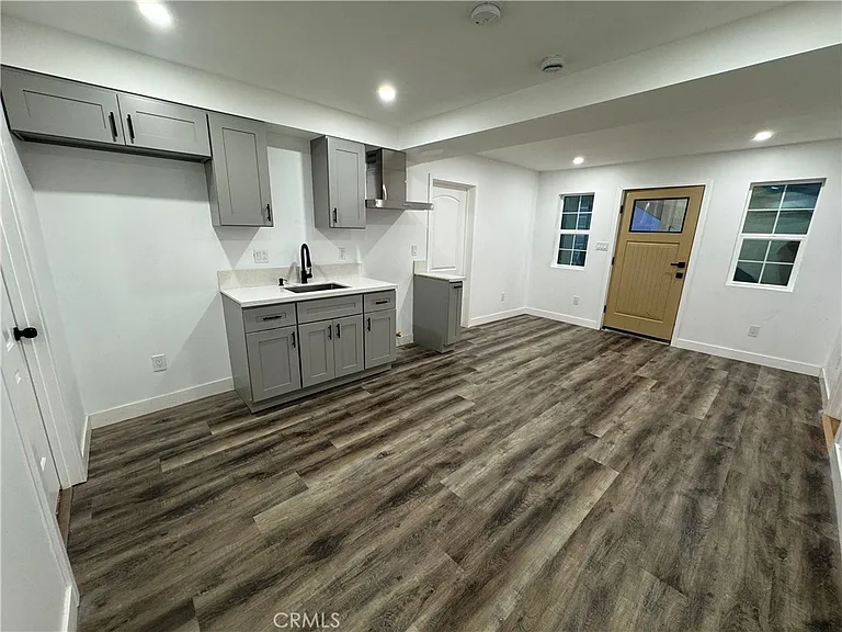 2566 Broadway — Photo 1