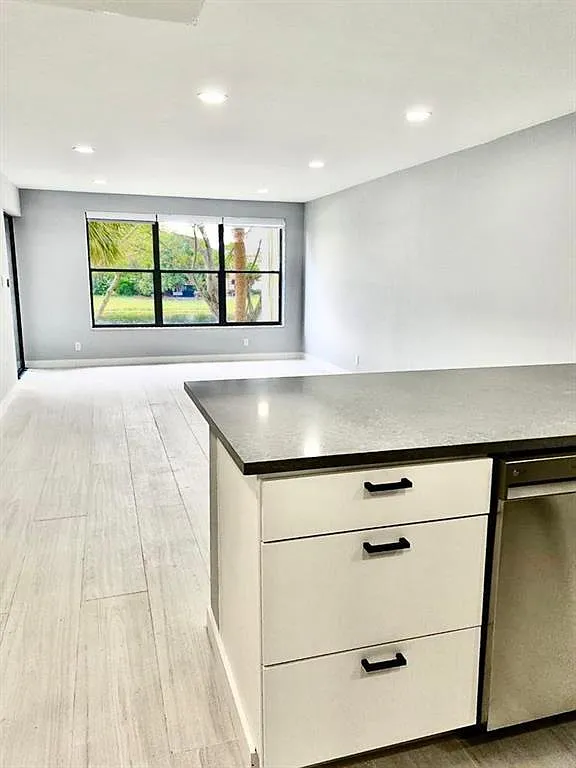 1 bed, 1.5 bath, 810 sqft, $1,850 — Photo 2