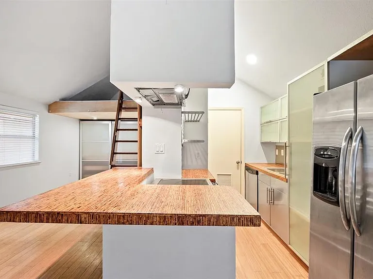 1110 W 22nd St #8 — Photo 3