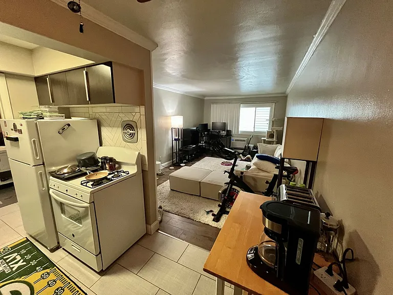 2425 N Oakland Ave — Photo 6