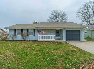 410 Holly Dr, Lincoln, IL 62656