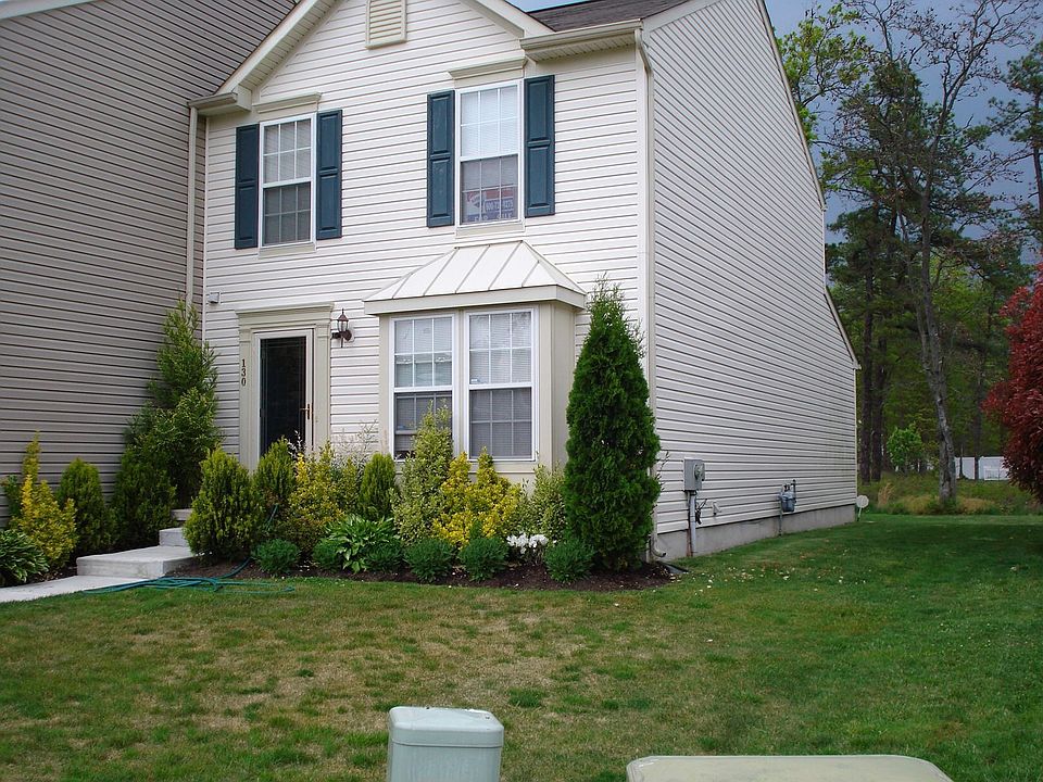 Front of end unit townhome