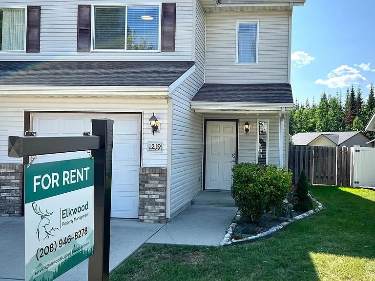 1219 Forsythia Ave — Photo 1