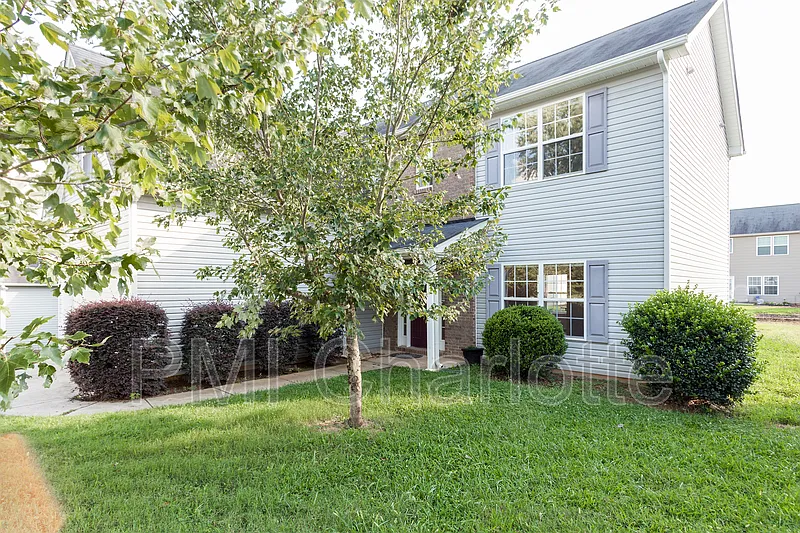 4 bed, 2.5 bath, 2256 sqft, $2,275 — Photo 2