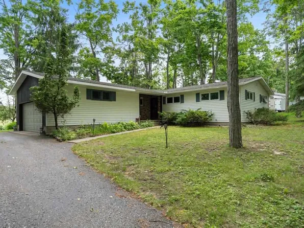 868 Surrey Ln, Petoskey, MI 49770