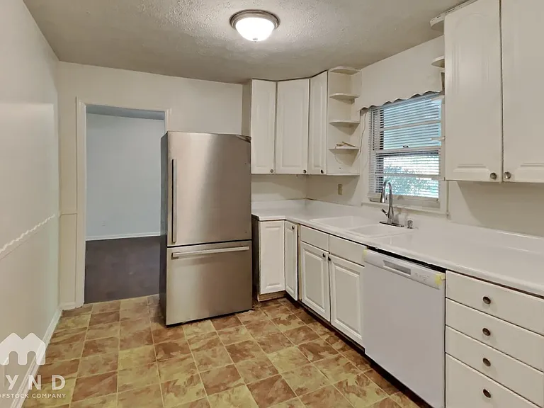 5860 Ronnie Dr — Photo 3