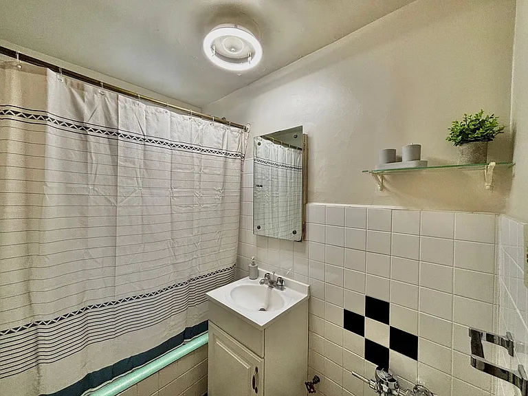 Canterbury Court Apartments — Photo 6