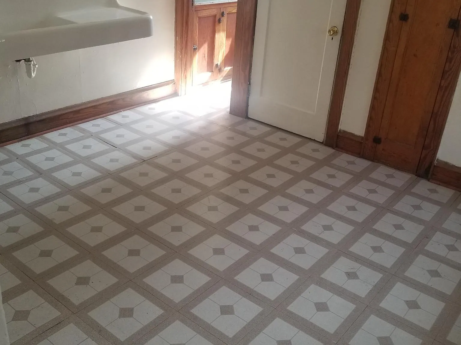 2 bed, $880 — Photo 1