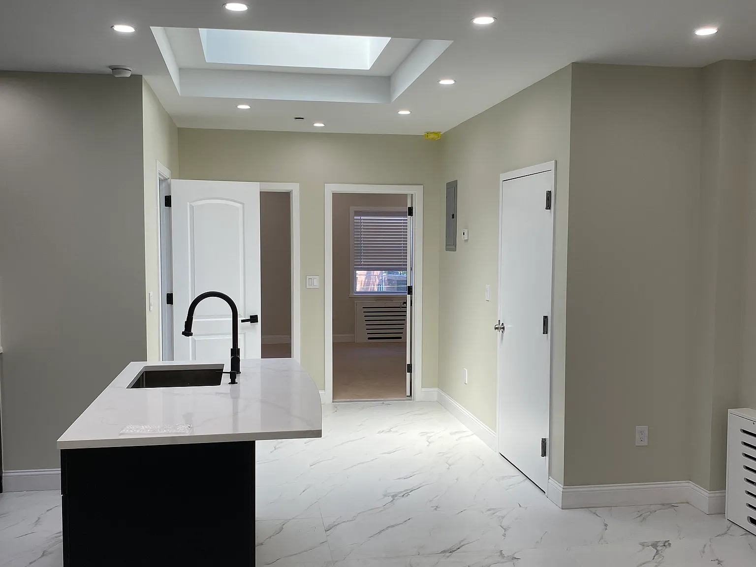 3 bed, 800 sqft, $2,950 — Photo 3