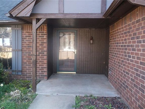 2nd image of 2418 Whispering Oaks Dr