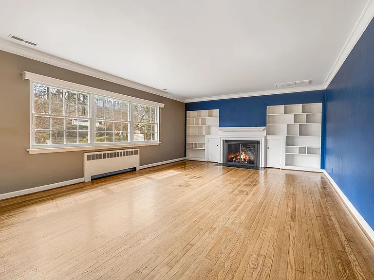 100 Lakeshore Dr — Photo 1