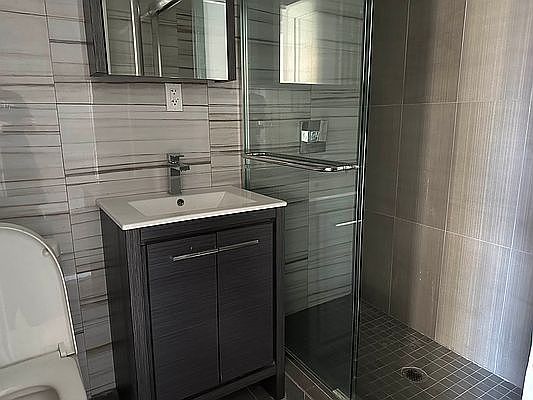 4th image of 328 E 106th St APT 14