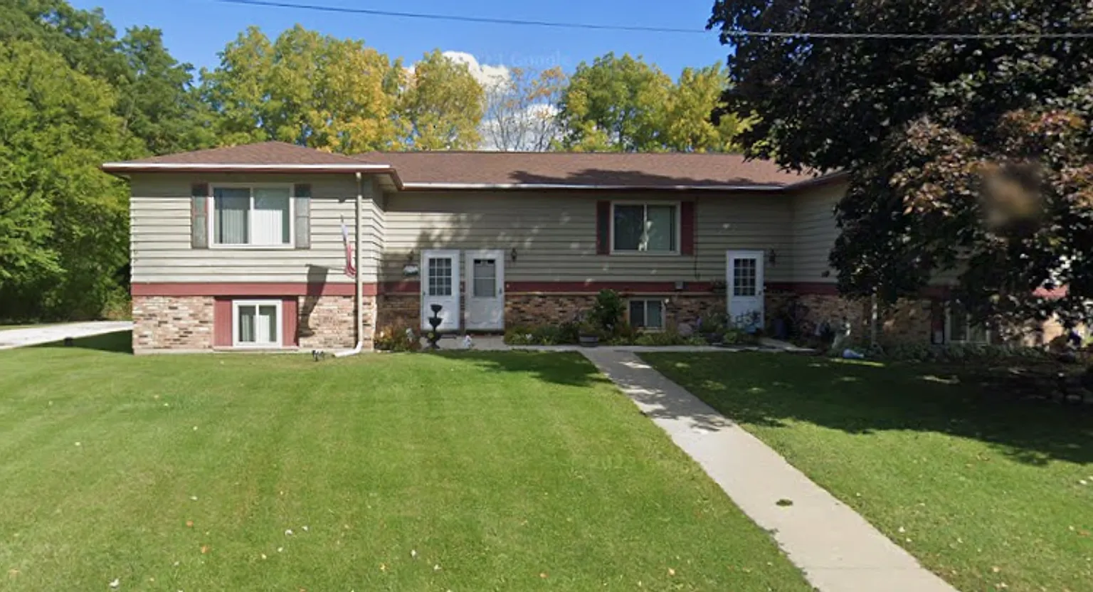 720 Lakeview Drive — Photo 1