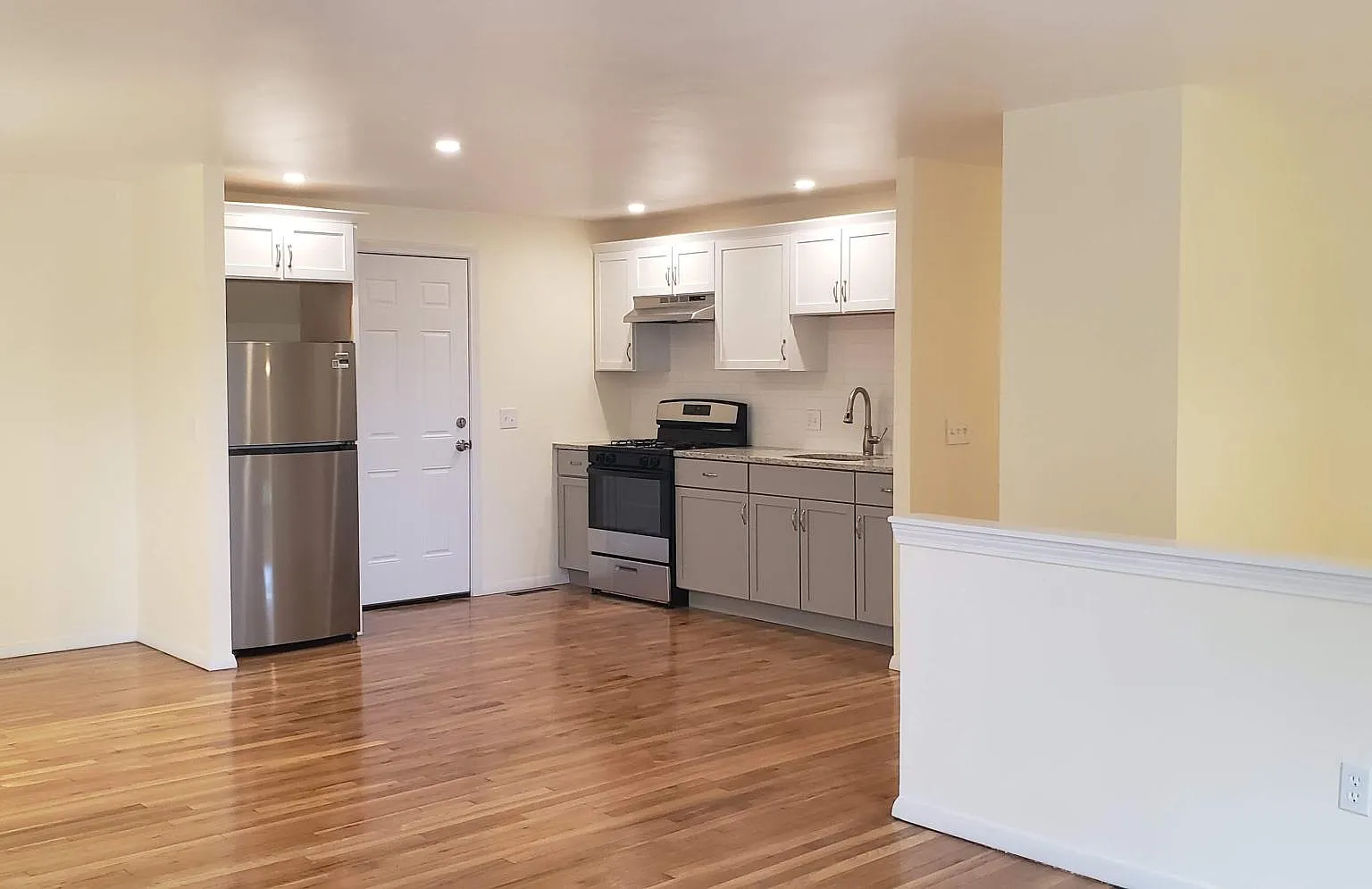 3 bed, 1.5 bath, 1080 sqft, $2,200 — Photo 2