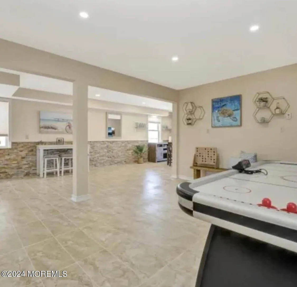 4 bed, 2.5 bath, 1209 sqft, $8,500 — Photo 3