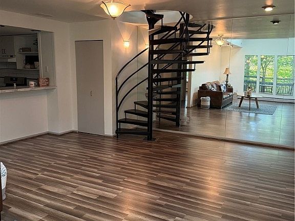 3rd image of 595 Meredith Ln