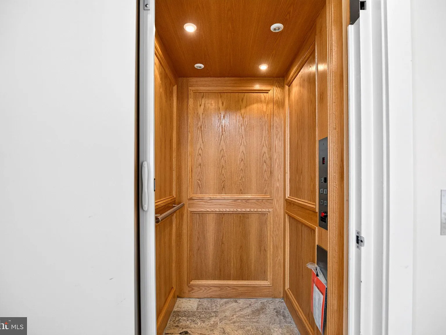 3 bed, 4.5 bath, 3500 sqft, $5,500 — Photo 4