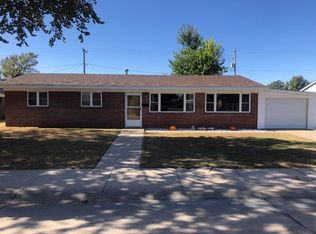 1807 Cottonwood Ln, Great Bend, KS 67530