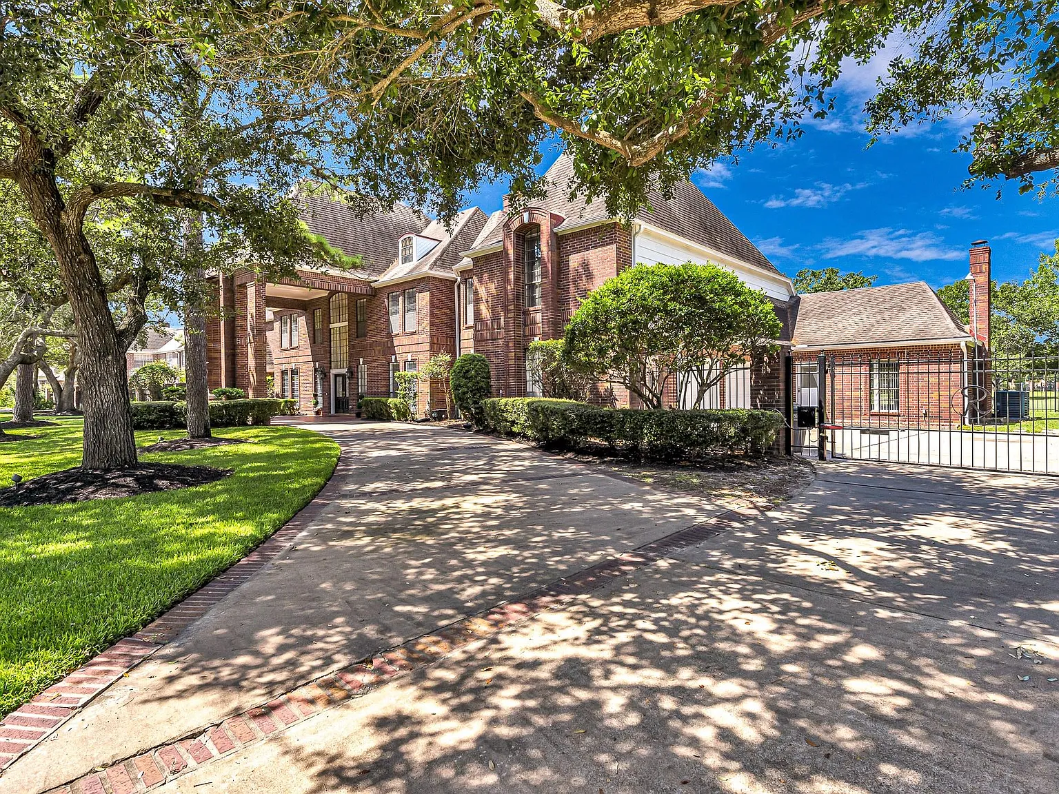 5 bed, 6.0 bath, 7152 sqft, $6,995 — Photo 3