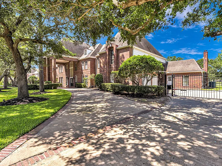 21410 Ganton Dr — Photo 3