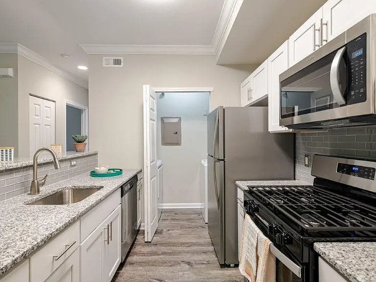 Bishops View Apartments and Townhomes — Photo 1