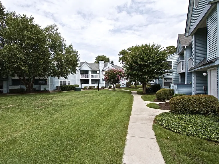 Royal Pointe — Photo 22