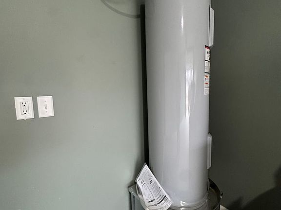 4th image of 526 Maple St