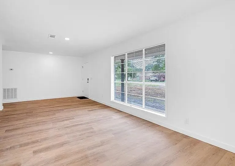 290 E Smith St — Photo 21