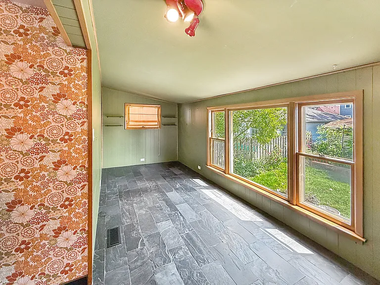 1114 Beloit Ave — Photo 8