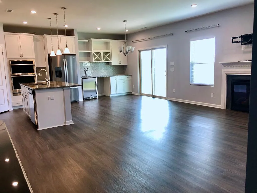 5 bed, 2851 sqft, $2,950 — Photo 3
