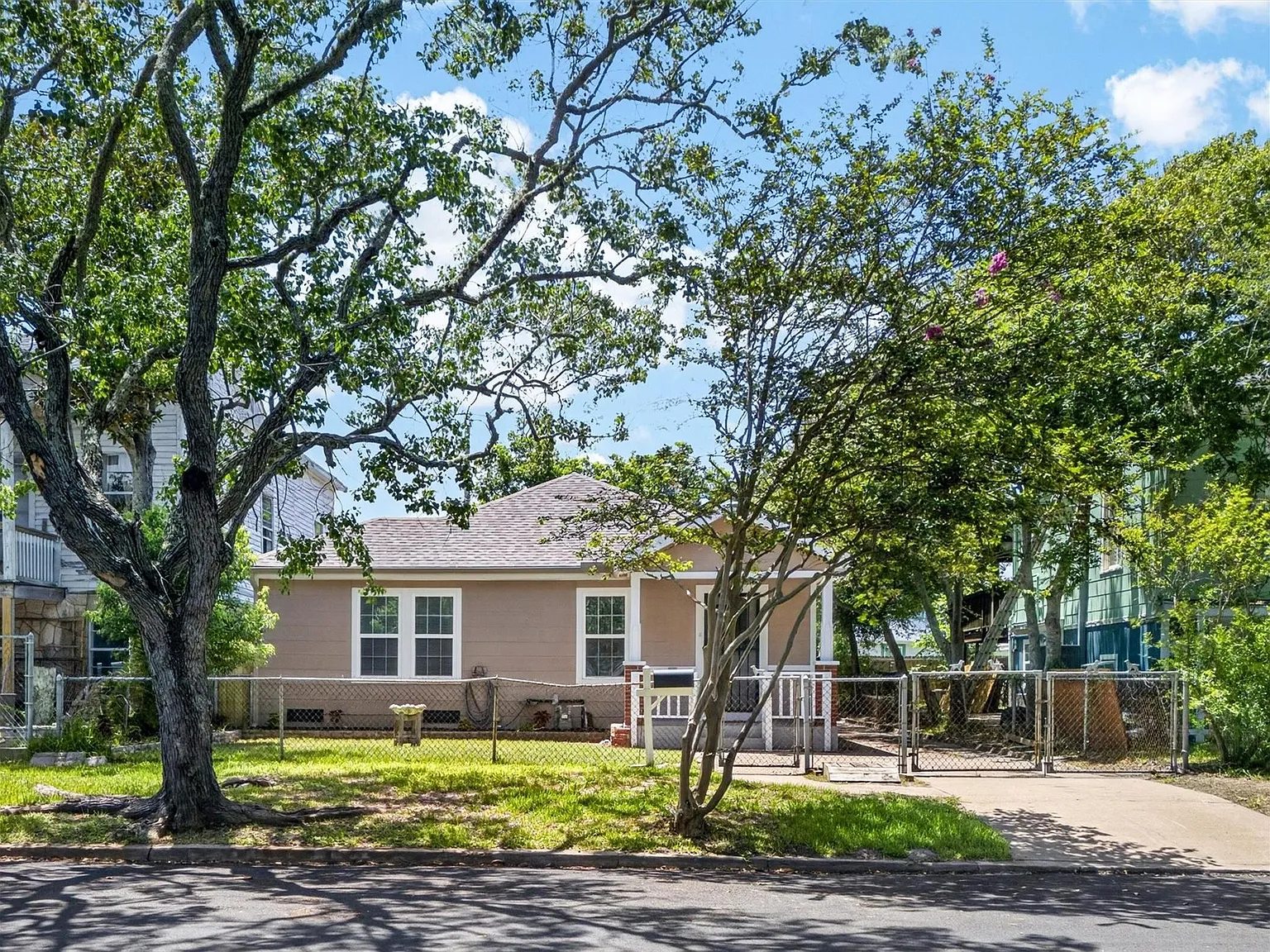 3 bed, 2.0 bath, 1544 sqft, $2,000 — Photo 3