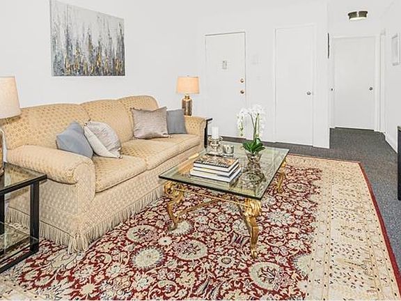 5th image of 380 N Broadway APT C17