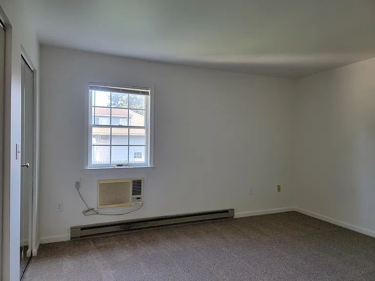 102 Bradford Dr — Photo 10