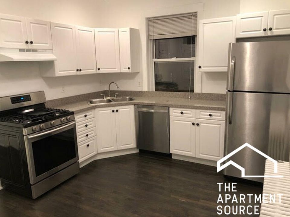 1st image of 3222 N Leavitt St #3